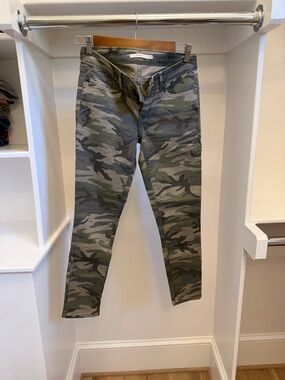 Levi’s 711 Skinny jeans in Camo in size 25